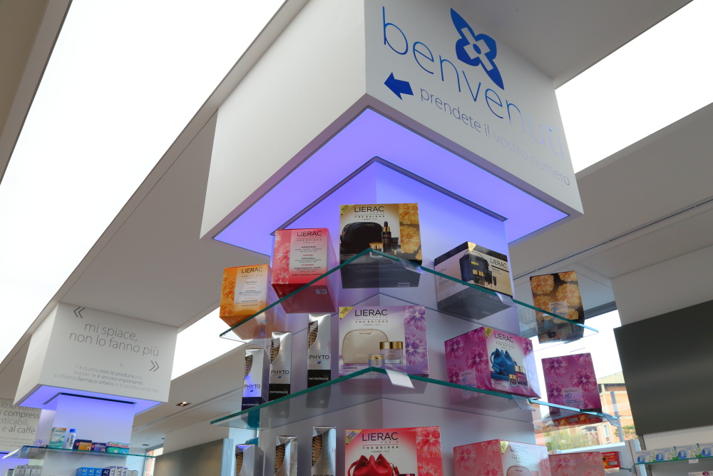 Illuminazione farmacie con teli termotesi | Farmacia Porcu Cagliari | Ars Lucis