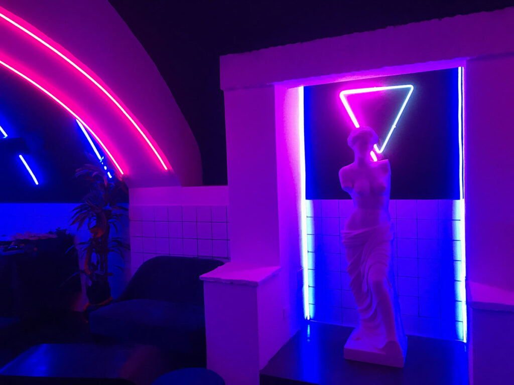 ars-lucis-cult-cocktail-bar-cagliari-spot-strisce-led-ai-tubi-luminosi-in-silicone-insegne-in-vetro-soffiato-1