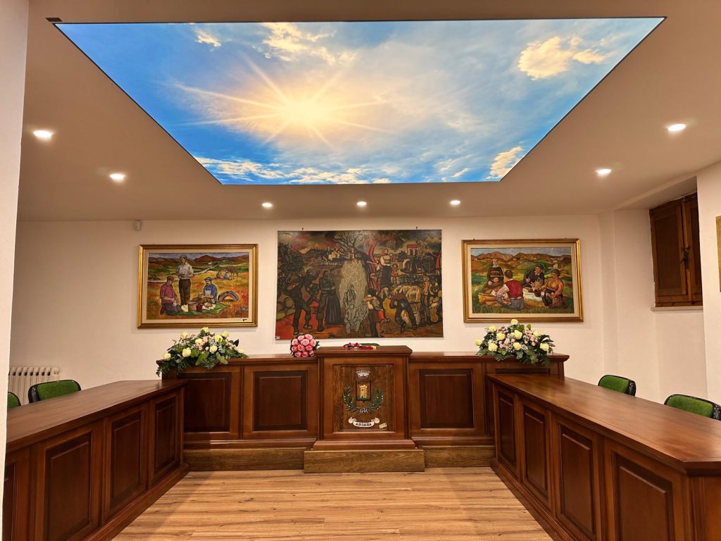 Il progetto prevede la realizzazione di un controsoffitto decorativo stampato, arricchito da un sofisticato sistema di retroilluminazione LED.